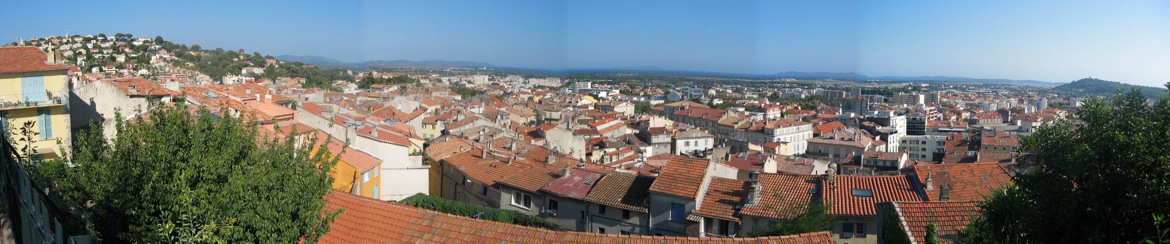 Vue de Hyres, du haut de la vieille, place St Paul... au loin, on aperoit l'le du Levant 