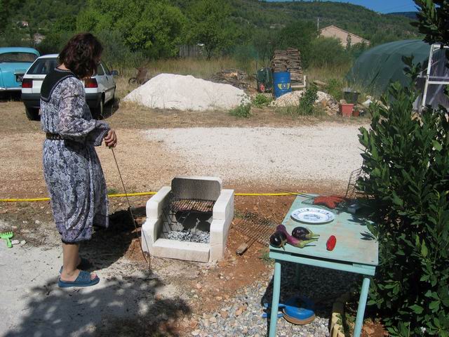 et Claude prpare la barbecue...