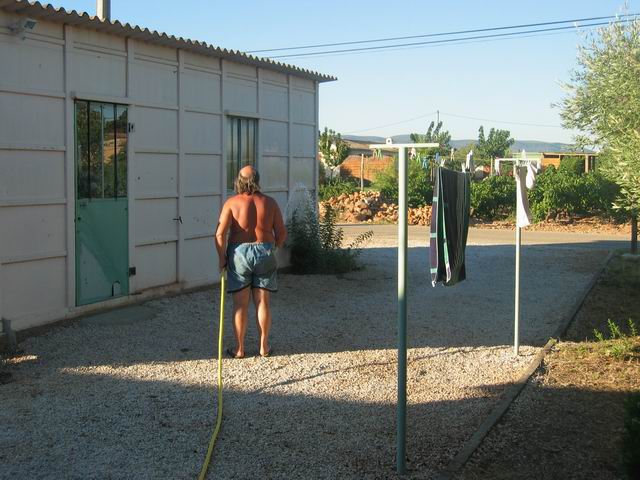 et c'est dj le soir, Jean-Jacques commence l'arrosage... il faut dire que c'est sec !