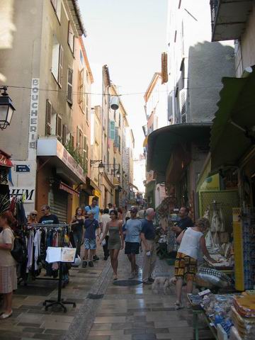 les vieilles rues... trs touristiques ! on monte par la rue du Portalet!