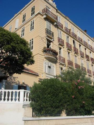 Le balcon fleuri au 2e tage, c'tait ma piaule ! (il n'y avait pas les fleurs  l'poque !!)