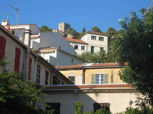 on aperoit un bout des ruines du chateau, tout en haut...