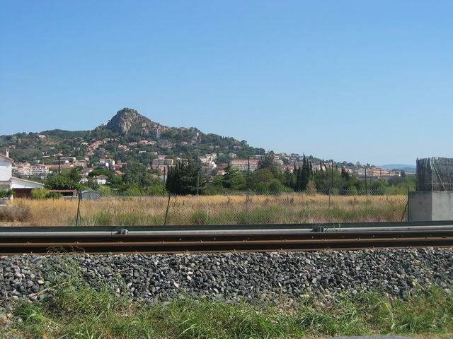 en allant  la plage, une vue de Hyres; la vieille ville est sur le versant droit, on ne la voit pas... et tout en haut, les ruines du chateau