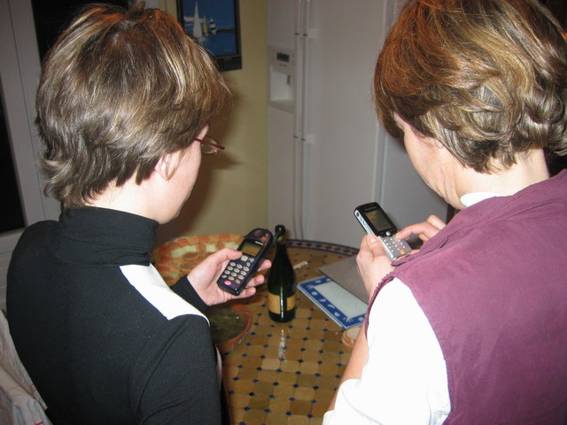 pendant que les nanas comparent leurs tlphones... a bosse pas dur !