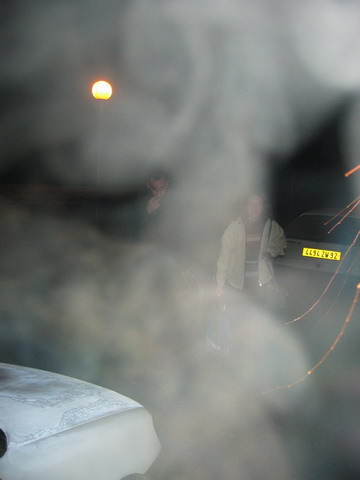 Philippe et Nelly arrivent juste  temps ! photo artistique, prise dans un froid glacial et c'est mon haleine qui provoque ce nuage... admirez aussi la plaque minralogique de ma ZX !!)