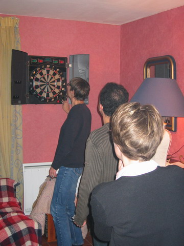 aux flchettes, on fait la queue pour jouer !