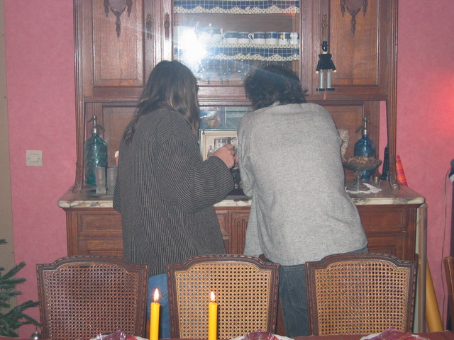 Mathilde et Hubert explorent les objets du buffet.. ou discutent