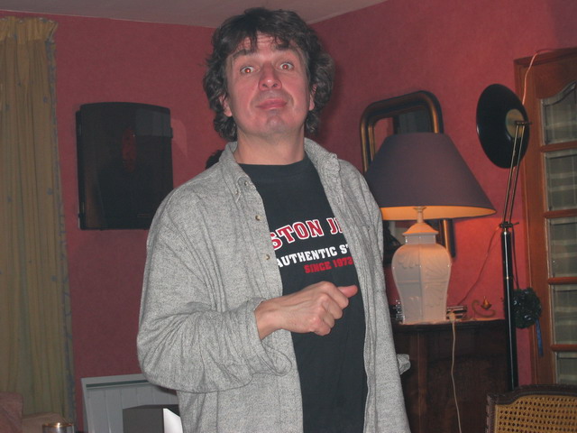 Hubert a un tic avec les appareils photos ou quoi ?
